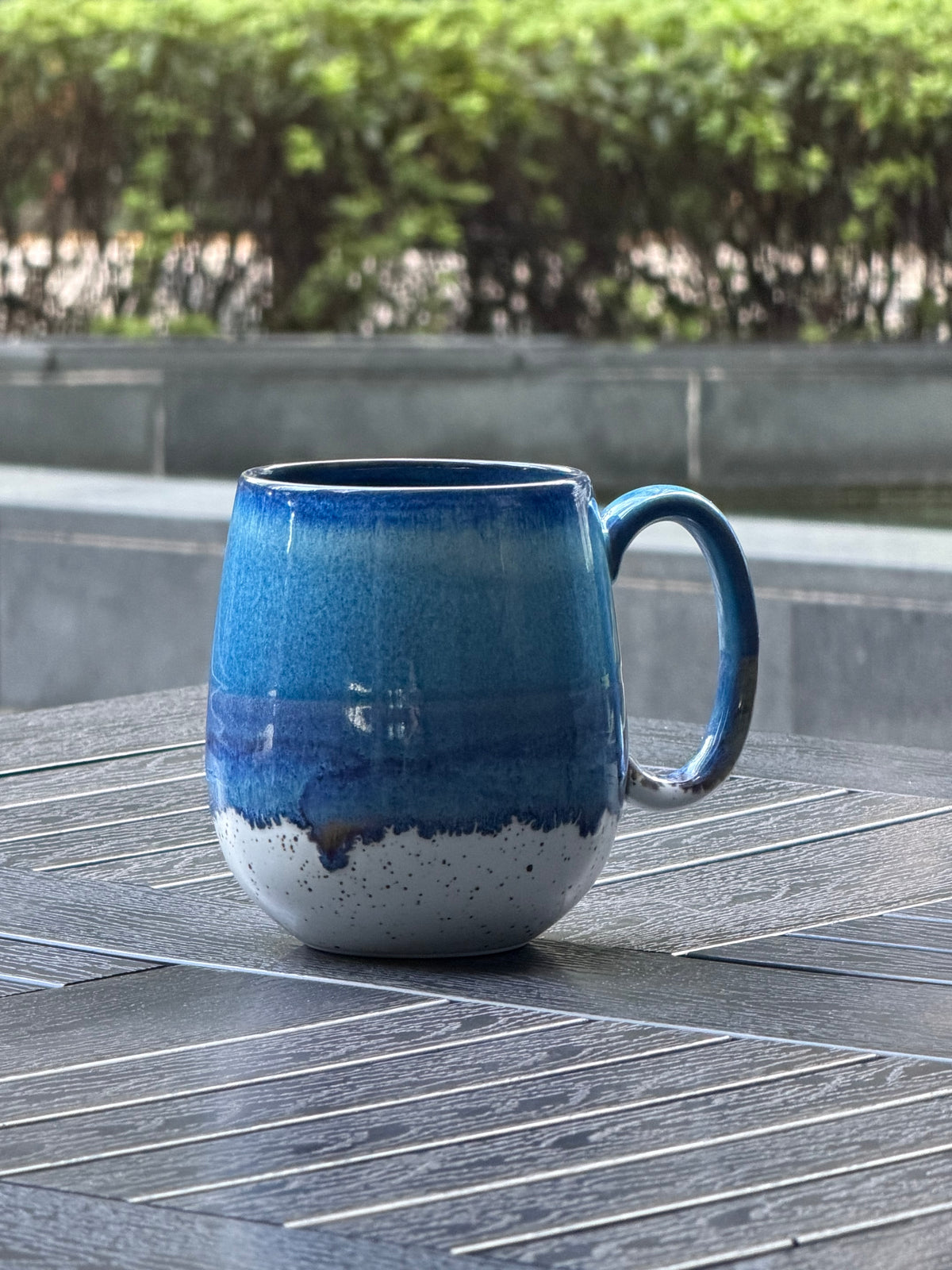 Oversized 800 ml ceramic mug with ocean blue and violet reactive glaze flowing into a speckled cream base