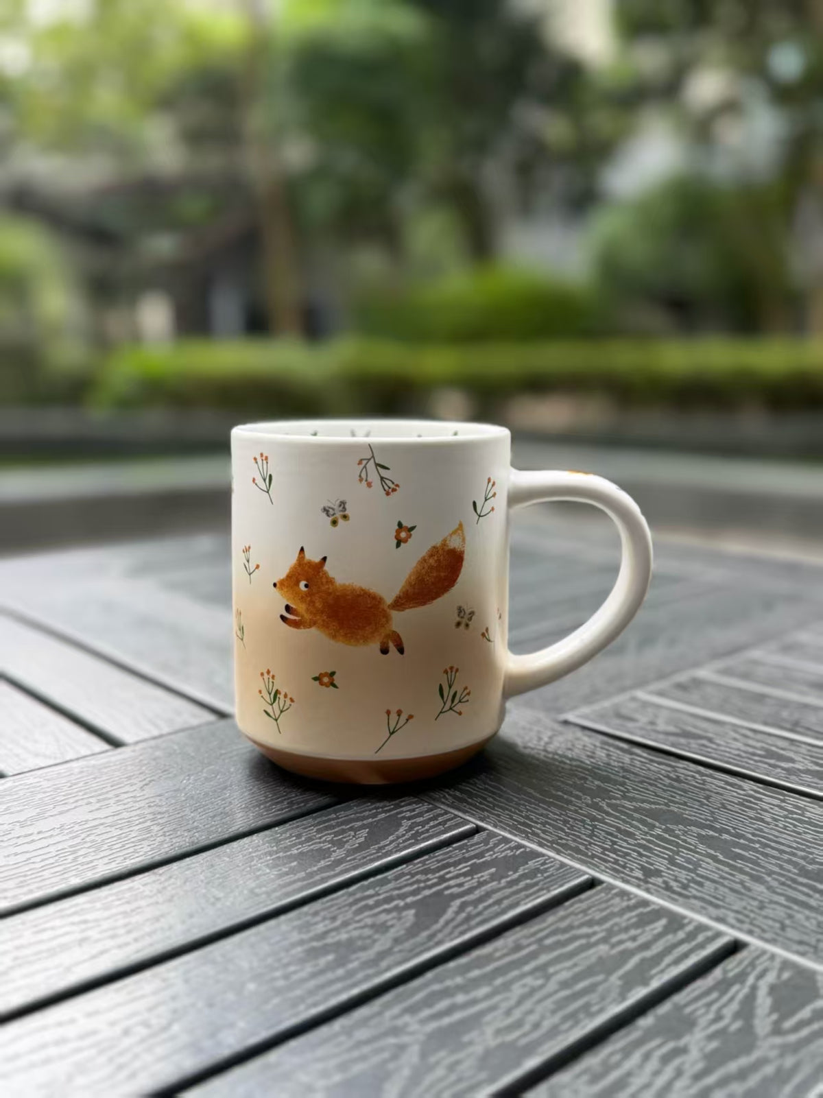 Running Fox large ceramic mug with wildflowers and tiny bees, 550 ml